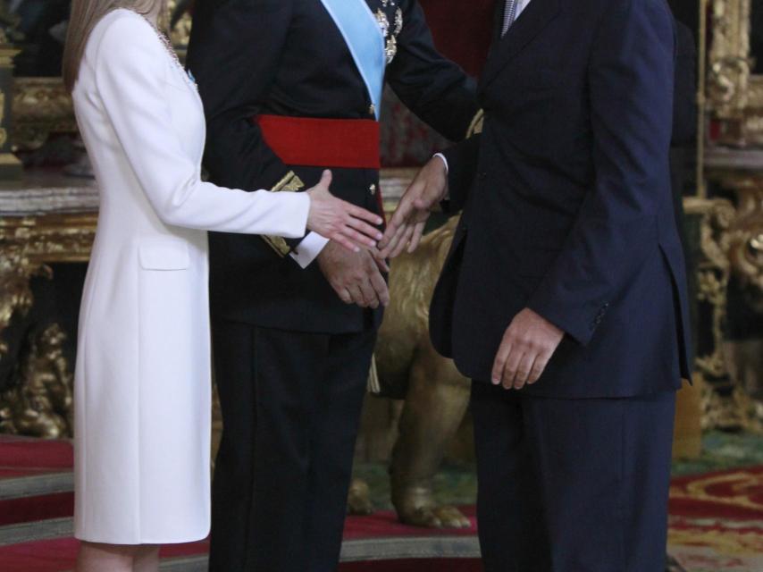 Los reyes, en la primera recepción oficial que ofrecieron, junto a Luis Alfonso.