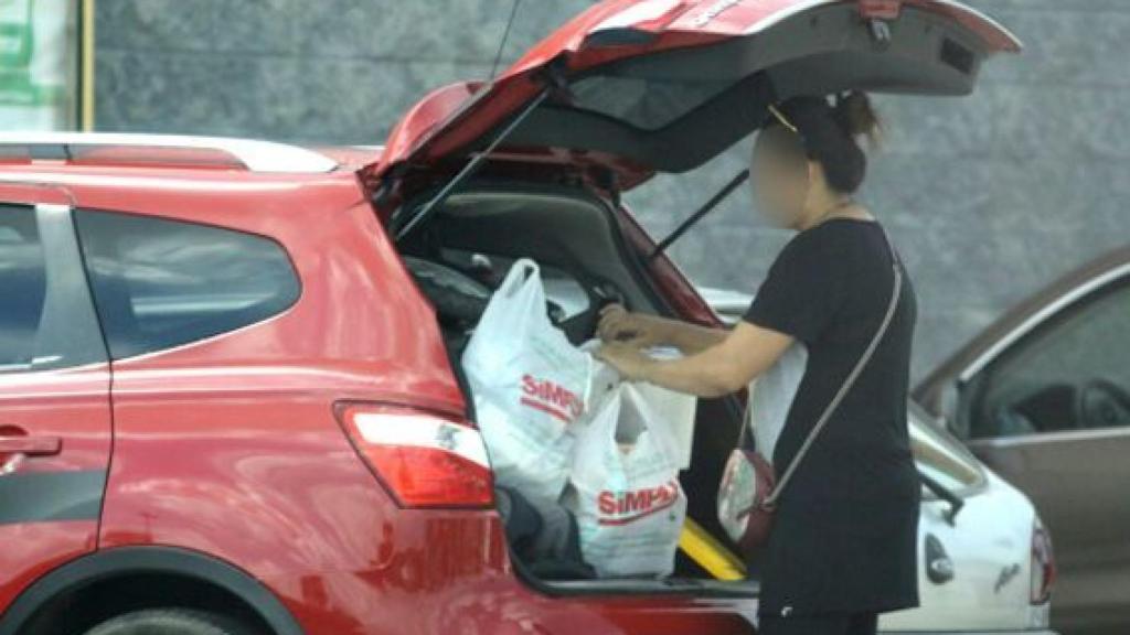 Una de las imágenes captada en las vigilancias a Katrin Turpin, amante del capo Simioli.