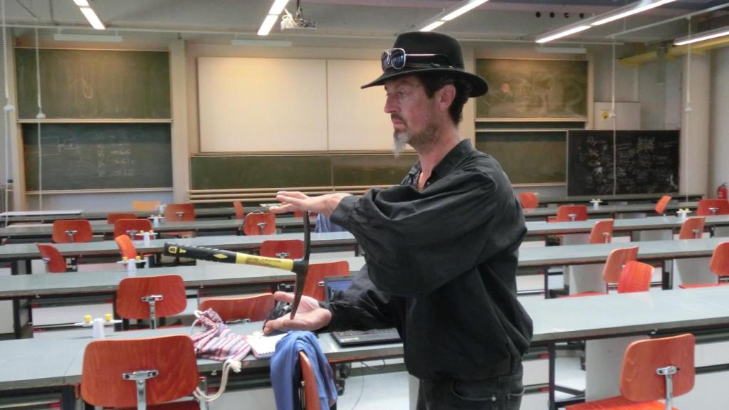 Alexander Mörsdorf intenta encontrar recursos naturales usando un pico.