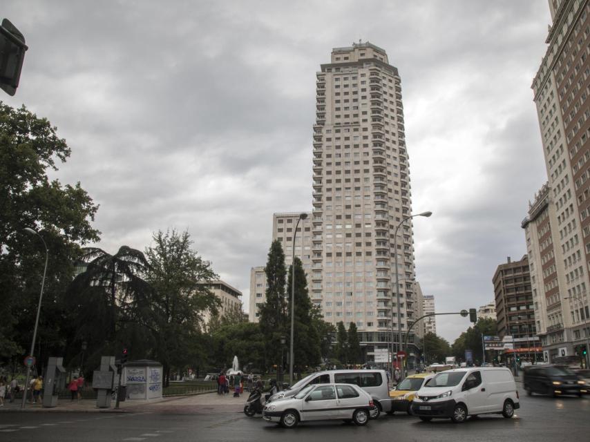 Paso de peatones de Plaza de España. No hay ningún bolardo que bloquee el paso aquí.