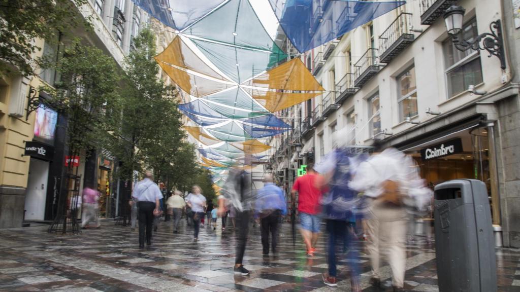 La calle Arenal discurre paralela a la calle mayor. Es totalmente peatonal. Durante 400 metros, y desde su entrada en Sol, carece de bolardos.