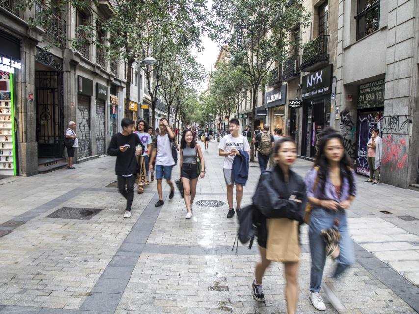 Turistas en la parte peatonal de Fuencarral.