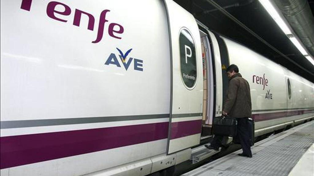Un pasajero sube a un tren de Alta Velocidad.