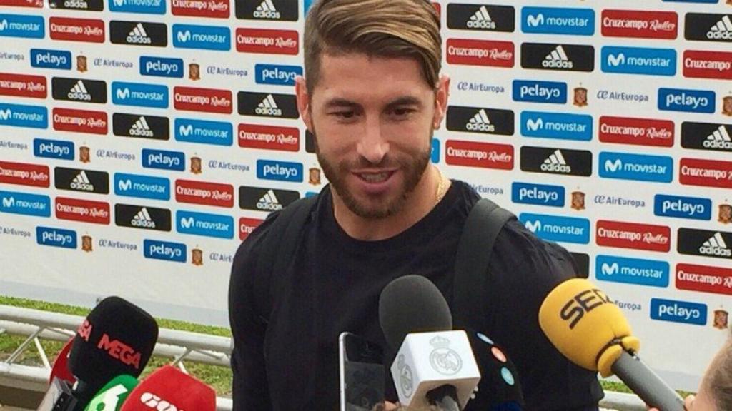 Ramos habla al llegar a la concentración con la Selección. Foto Twitter (@SeFútbol)