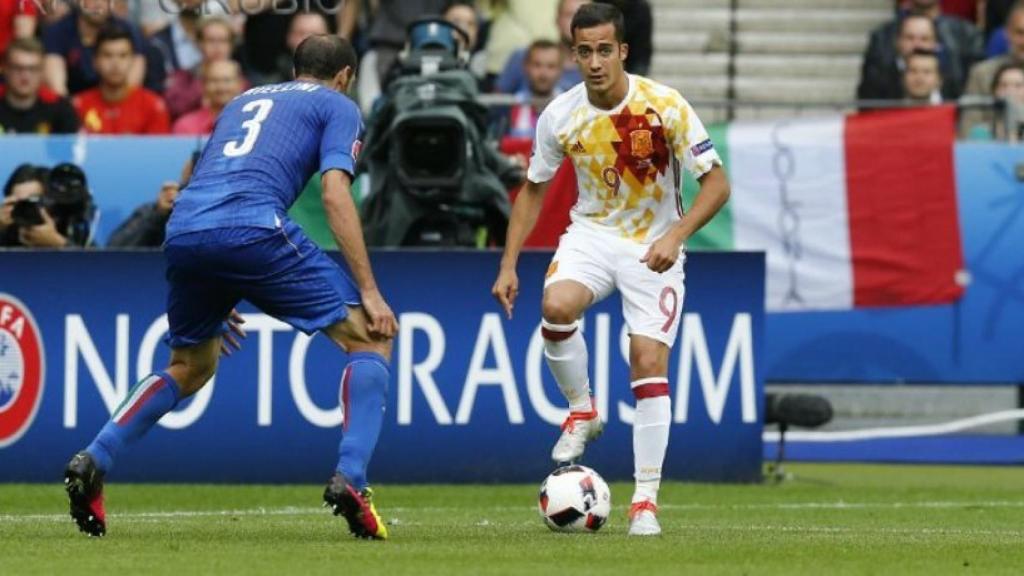 Lucas Vázquez en un partido con España. Foto: Twitter (@sefutbol).