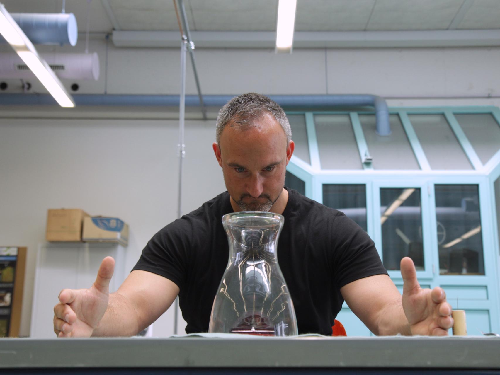 El abogado Marcel Polte durante la prueba de telequinesia.