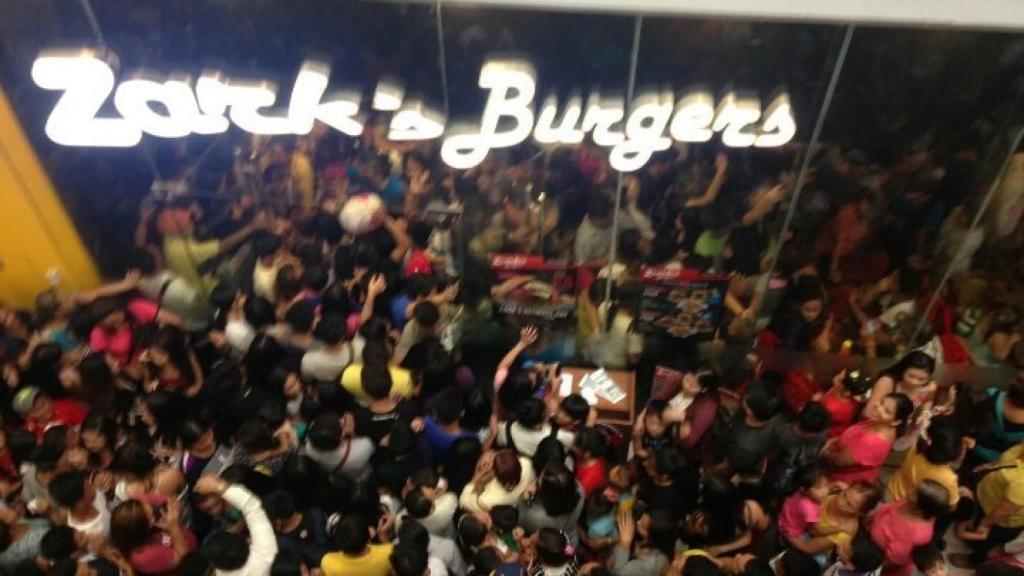 Los 80 primeros clientes tendrían una hamburguesa por 13 céntimos