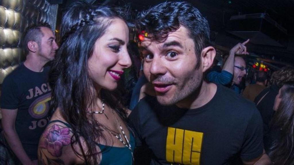 El supuesto hijo, junto a su pareja.