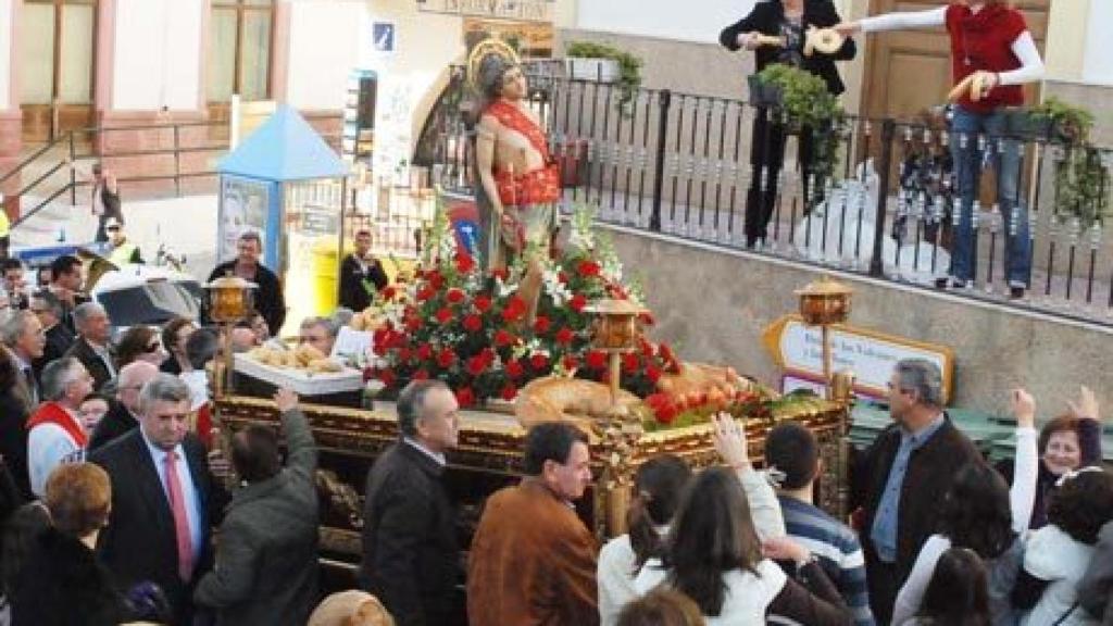 Las personas arrojan pan desde los balcones.