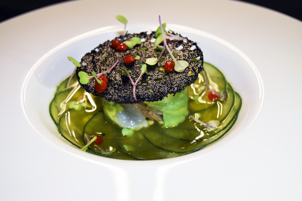 Esfera de aguacate y camaron de agua de chile