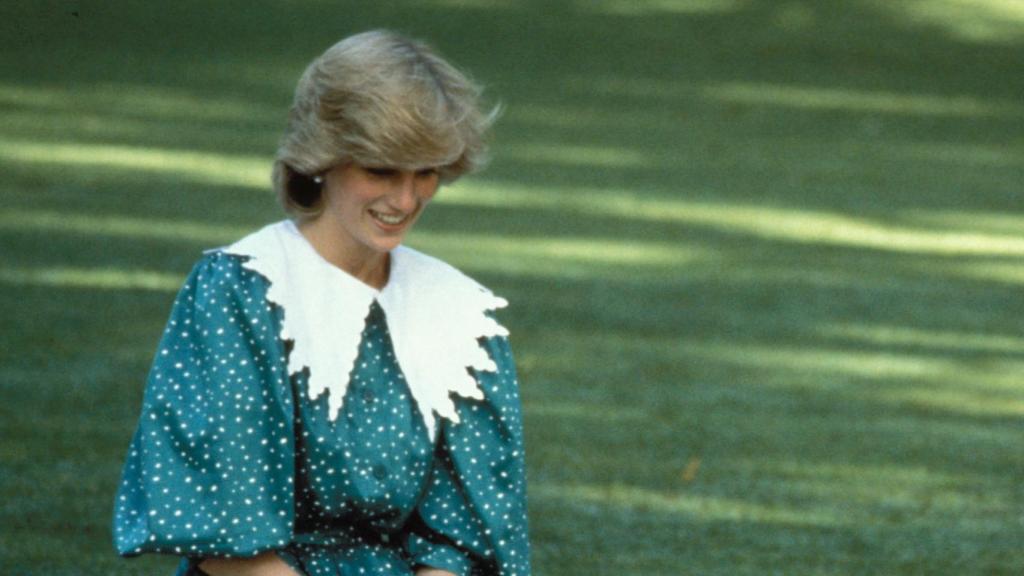 Aquí en una imagen tomada durante un picnic con su marido, el príncipe Carlos, y su hijo Guillermo. Llevaba el famoso vestido de lunares (esta vez con un cuello exagerado) con el que salió del Hospital después de dar a luz. | Foto: GTRES.