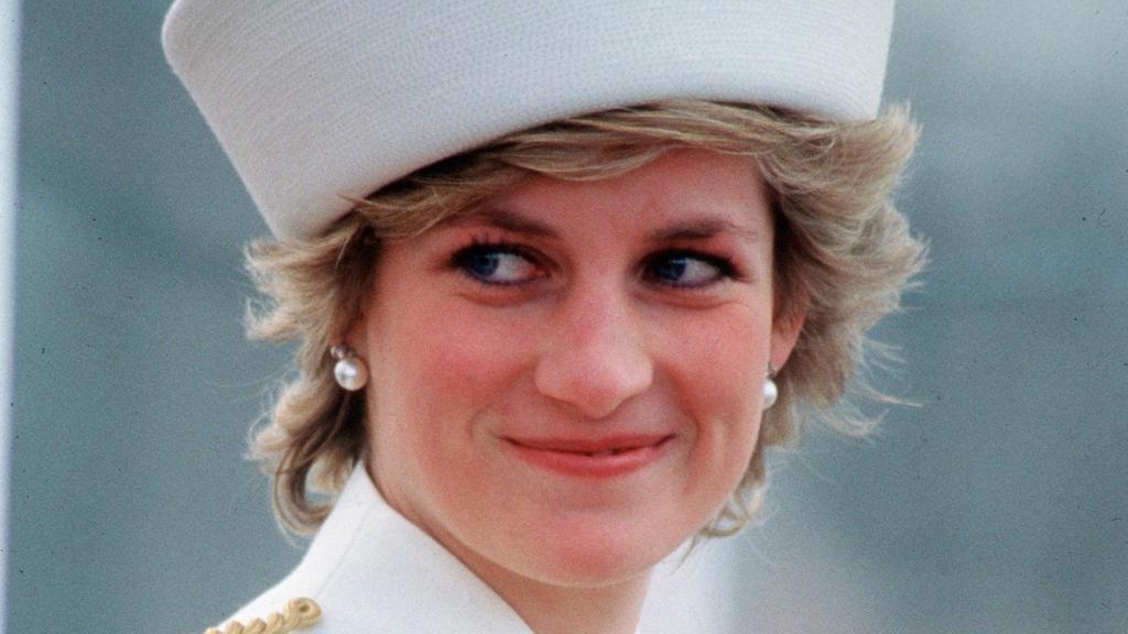 En una imagen en la que estaba pasando revista a las tropas en 1987, siempre con un maquillaje muy sutil y natural, acentuando simplemente su mirada. | Foto: GTRES.