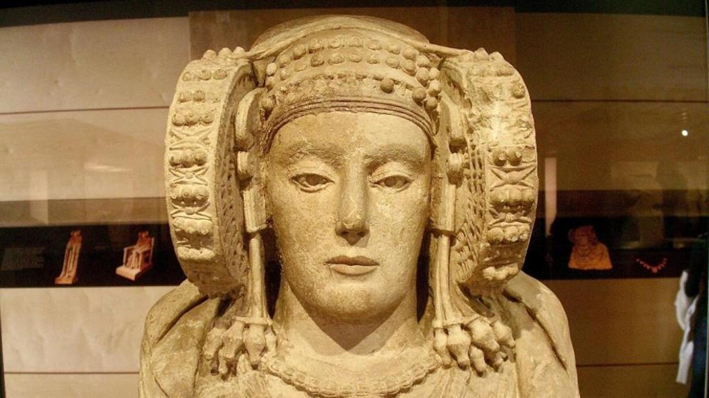 La Dama de Elche en la vitrina.