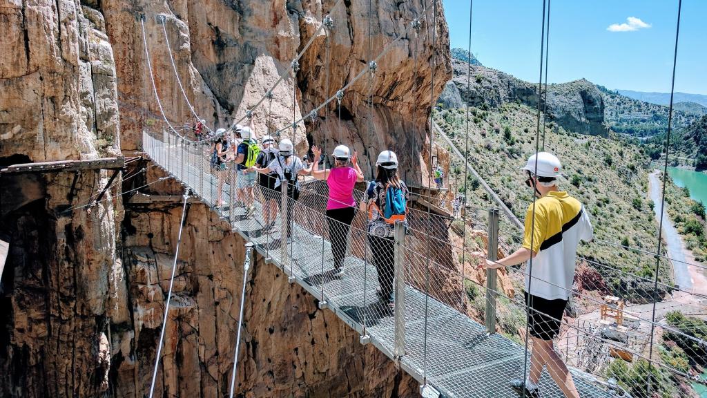 Disfrutar de la naturaleza en el Caminito del Rey o de la cultura en un teatro en Madrid: la oferta es muy variada.