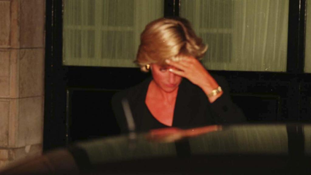 Lady Di saliendo del hotel para entrar en el coche con el que sufrirá el fatal accidente.