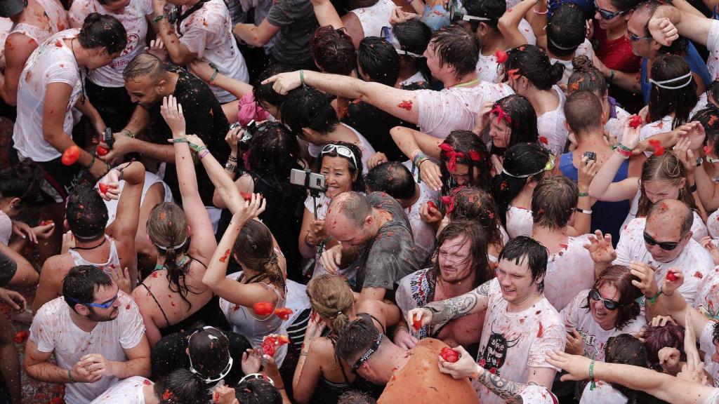 El estallido de una carcasa pirotécnica ha marcado, a las 10.55 horas, el inicio de la Tomatina de Buñol (Valencia).