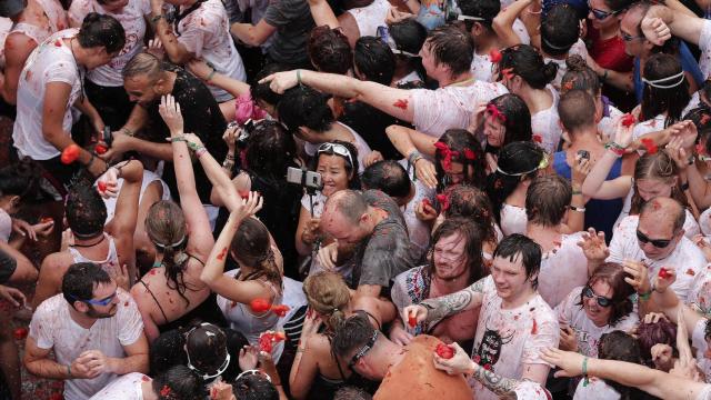 El estallido de una carcasa pirotécnica ha marcado, a las 10.55 horas, el inicio de la Tomatina de Buñol (Valencia).