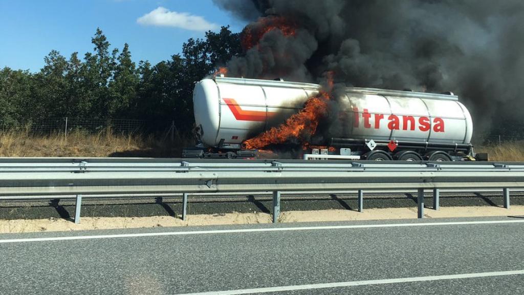 Camión incendiado.