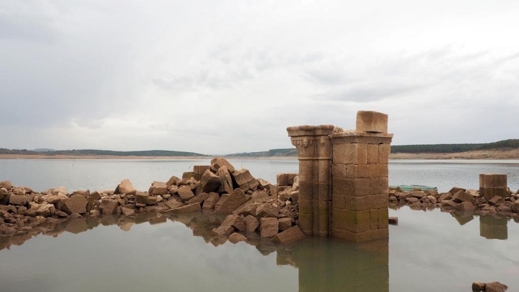 De la iglesia sólo queda el interior. La portada fue salvada de las aguas.
