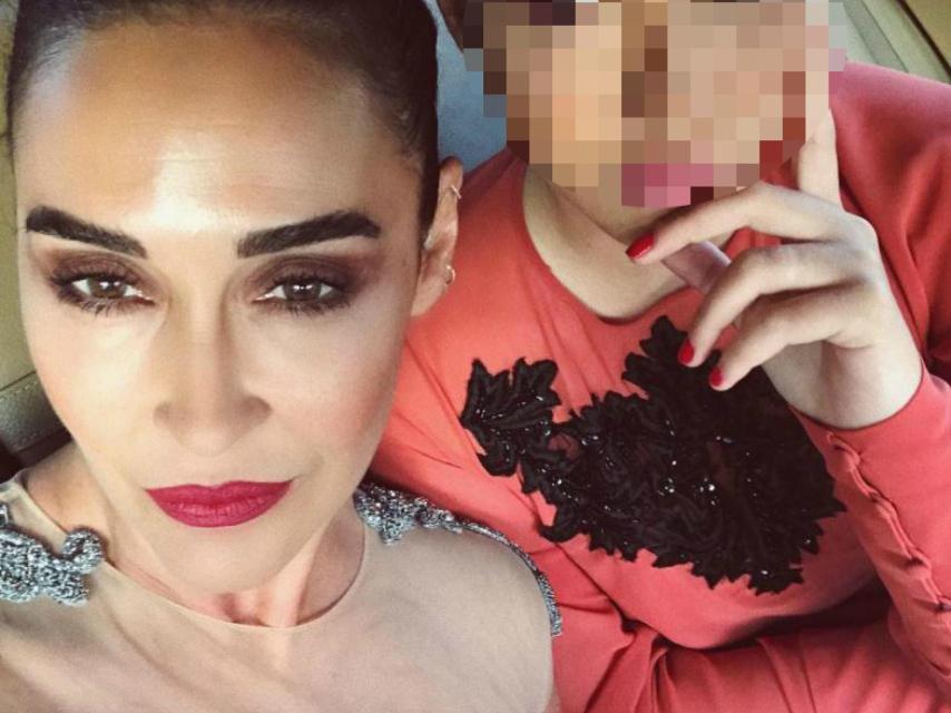 Vicky Martín Berrocal, junto a su hija.