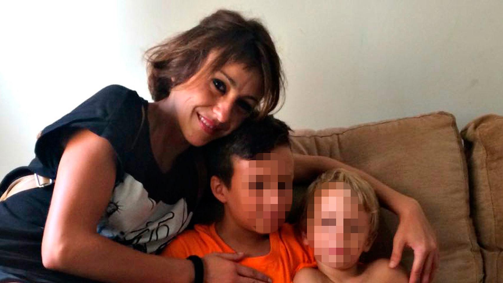 Juana Rivas junto a sus dos hijos, Gabriel y Daniel.