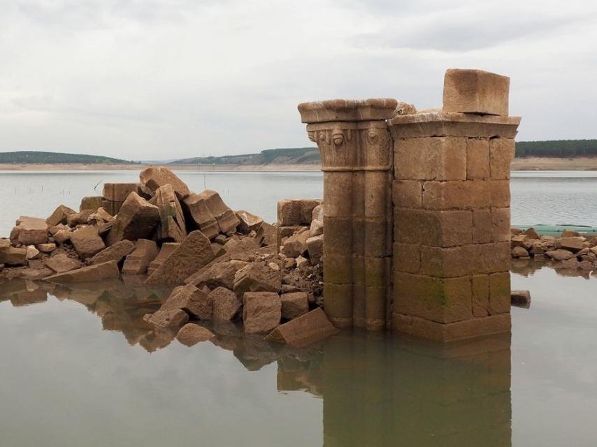 La iglesia de Zalima ha emergido con la sequía del pantano de Aguilar de Campoo.