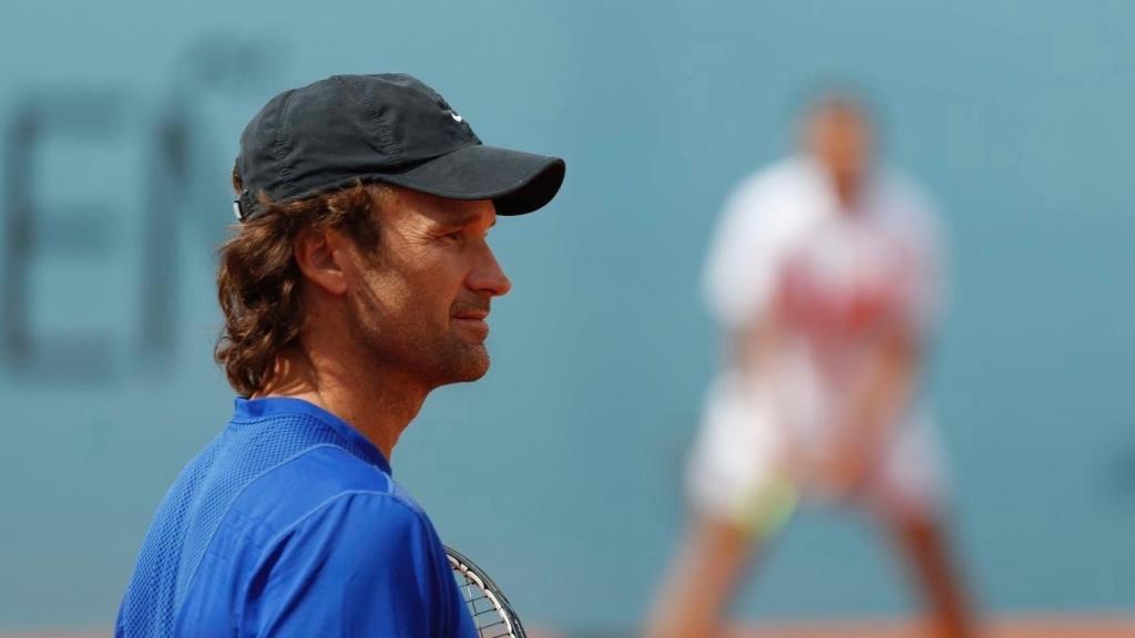 Moyà, durante un entrenamiento con Nadal.