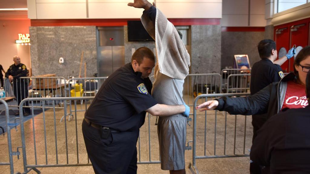 Una persona es cacheada en uno de los albergues de acogida de Houston.