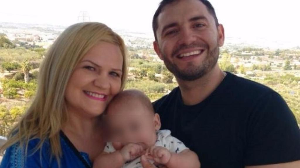 Jorge Fernández González junto a Pilar Garrido y su hijo.