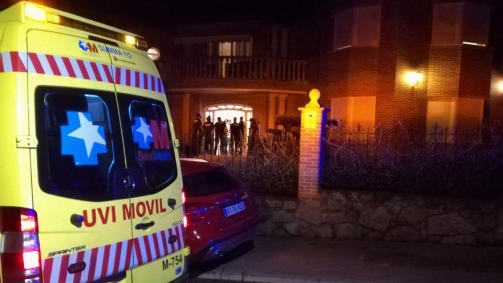 Servicios sanitarios acudieron al lugar de la agresión tras el aviso de los vecinos