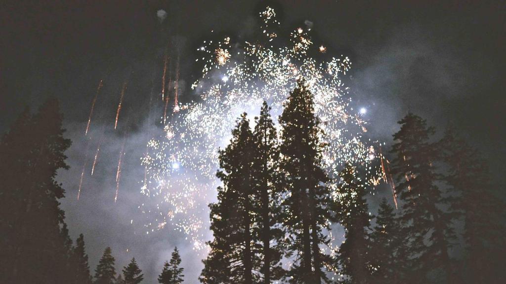 Un profesional con altos conocimientos en química será el encargado de fabricar los fuegos artificiales.