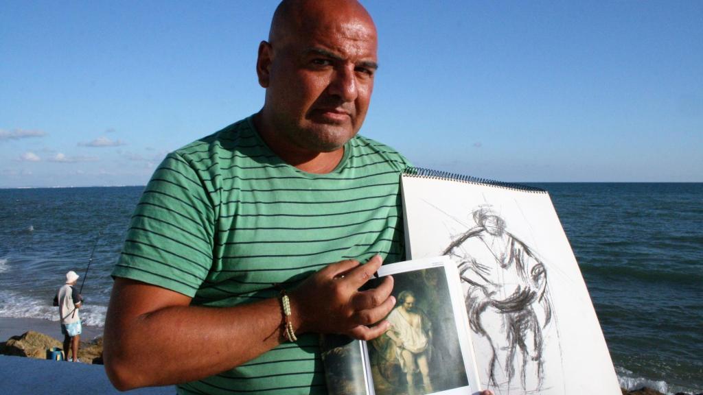 'El Velázquez' de los cuadros falsos posa junto a su última réplica de una obra de Rembrandt