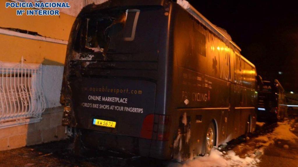 Autobús del equipo Aquablue Sport incendiado.