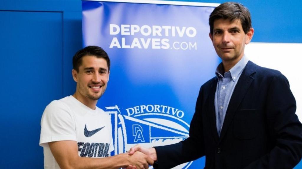 Bojan cedido al Alavés. Foto: Twitter (@Alaves).