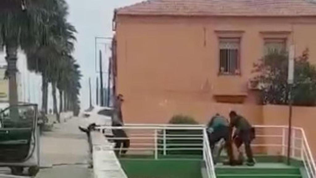 Momento en el que tres agentes detienen de manera violenta a un hombre Ceutí