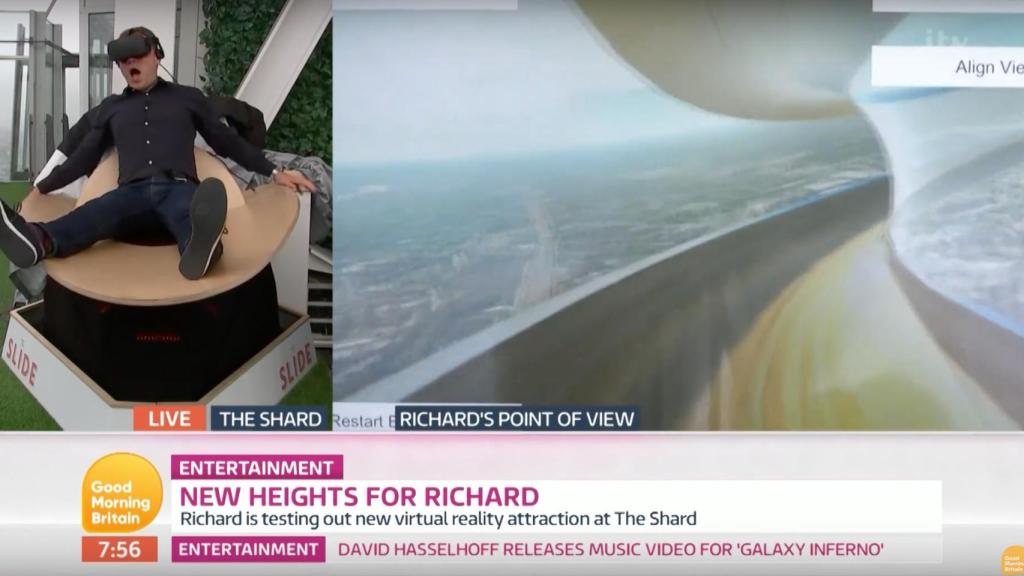 Periodista probando la  Realidad Virtual