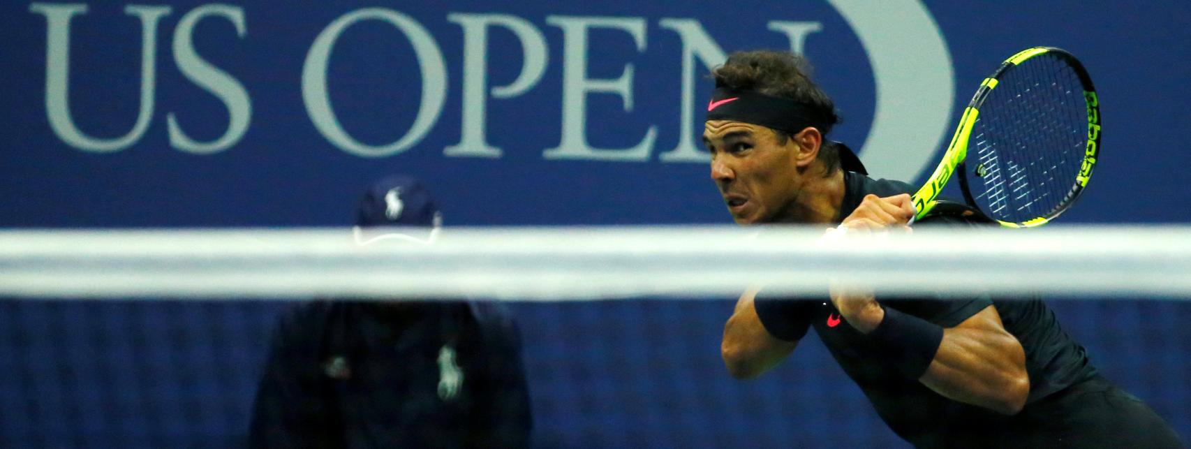 Nadal, golpeando un revés ante Daniel.