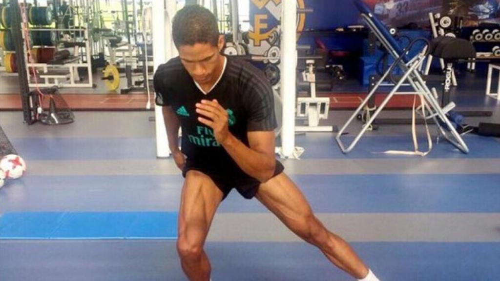 Varane, recuperándose de su lesión. Foto: Twitter (@raphaelvarane)