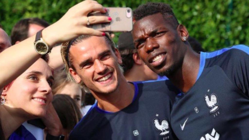 Griezmann y Pogba posan junto a una aficionada. Foto Instagram (@paulpogba)