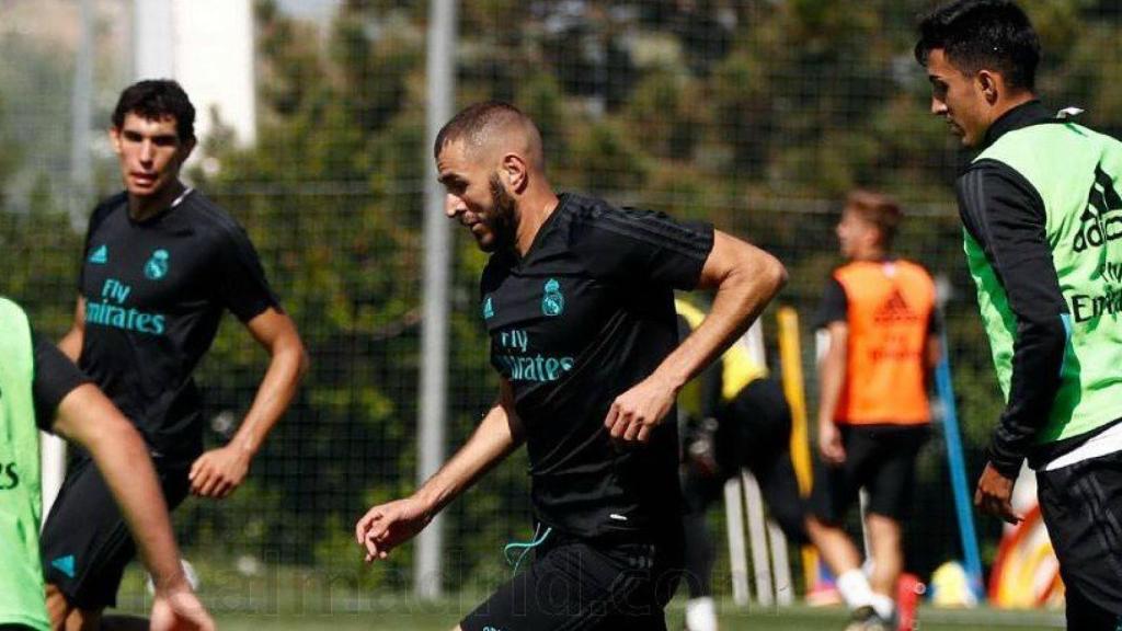 Benzema conduce el balón