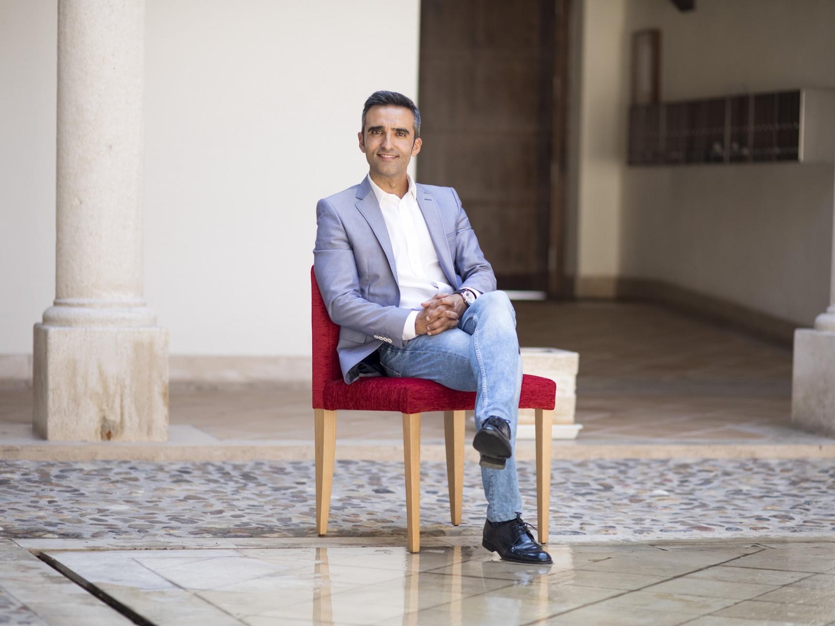 Eusebio González, profesor de primaria y aspirante a liderar el PSOE-M, en Alcalá de Henares.