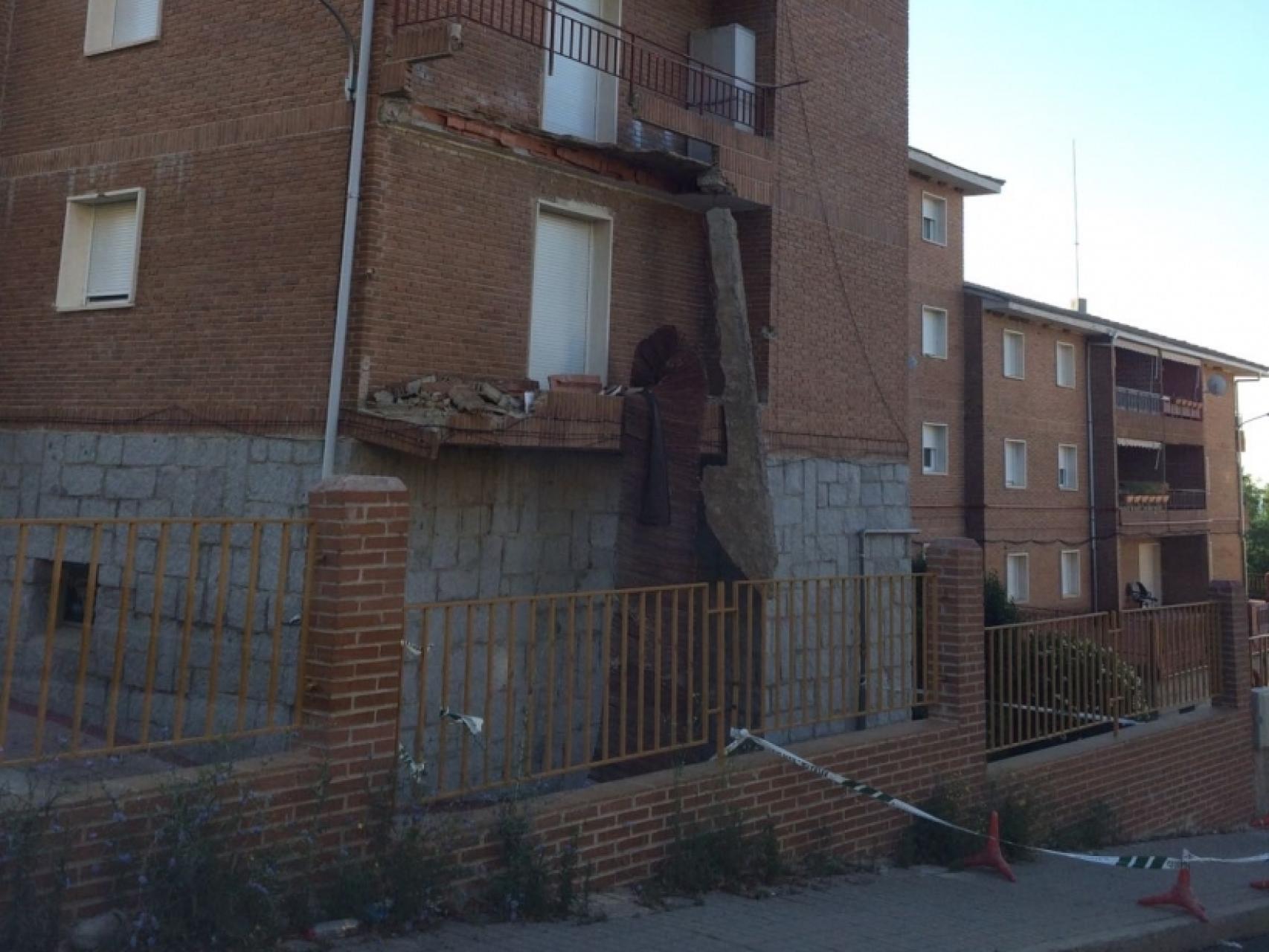 Balcones derrumbados en un pabellón de la Guardia Civil en El Escorial (Madrid).