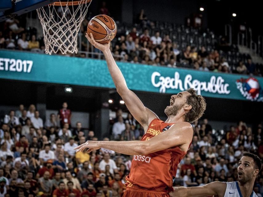 Pau Gasol anota frente a los checos.
