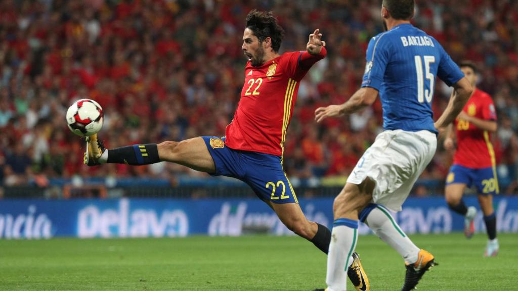 Isco controla la pelota.