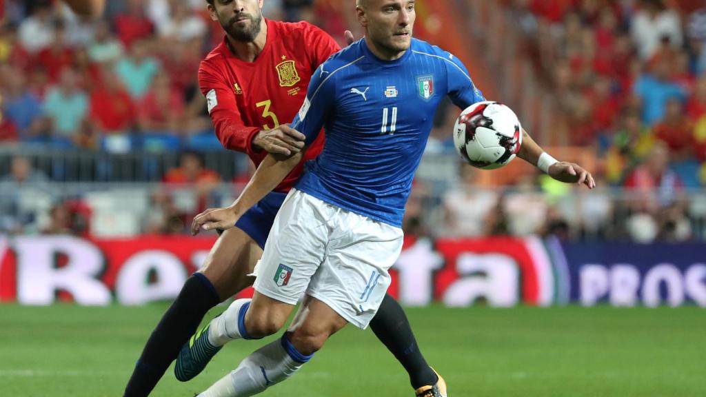 Gerard Piqué durante un partido con España