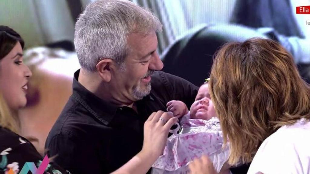 Carlos Sobera conoce al primer bebé surgido de ‘First Dates’