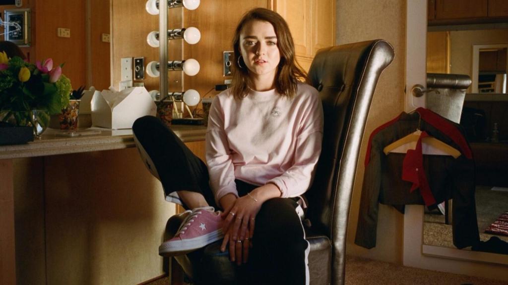 La actriz Maisie Williams con un look muy deportivo para la nueva campaña Public Access de Converse. | Foto: Converse.