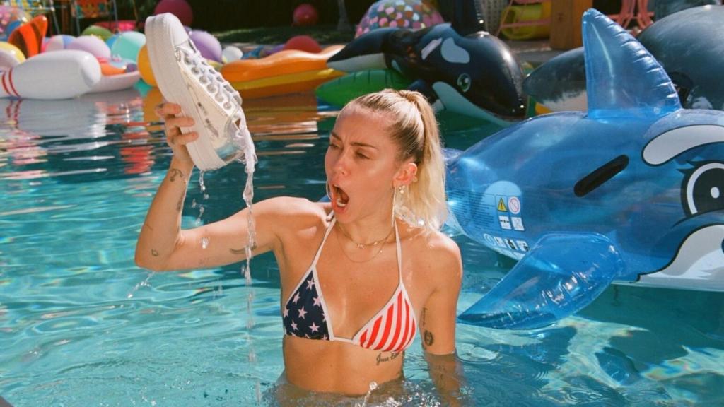 La cantante Miley Cyrus en una de las imágenes del proyecto Public Access. | Foto: Converse.