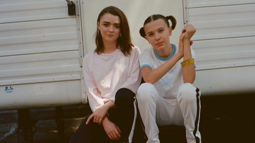 Maisie Williams junto a la jovencísima actriz Millie-Bobby-Brown. | Foto: Converse.