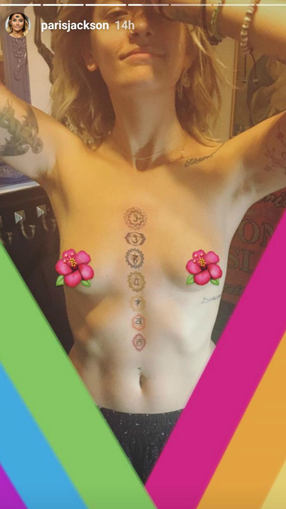 La primera imagen que compartió la joven donde se la ve haciendo topless